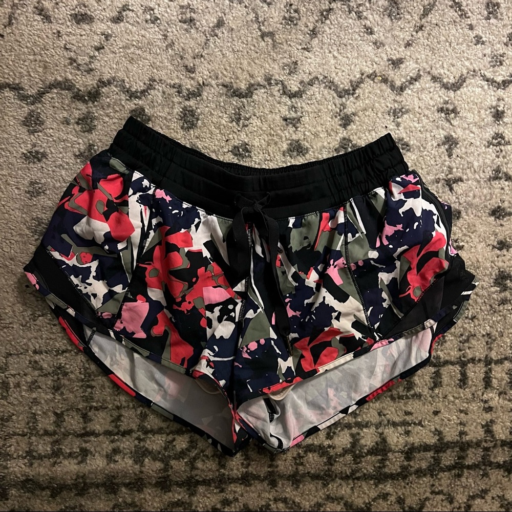 Lululemon Women's Hotty Hot Short Pop Cut Boom Juice Multi / Black Size 6